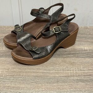 Dansko Women’s 39 Metallic‎ Pewter Gray Leather Joanie Strappy Ankle Sandals